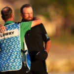 golfspelaren shane lowry med caddie på golfbana i solnedgång