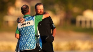 golfspelaren shane lowry med caddie på golfbana i solnedgång