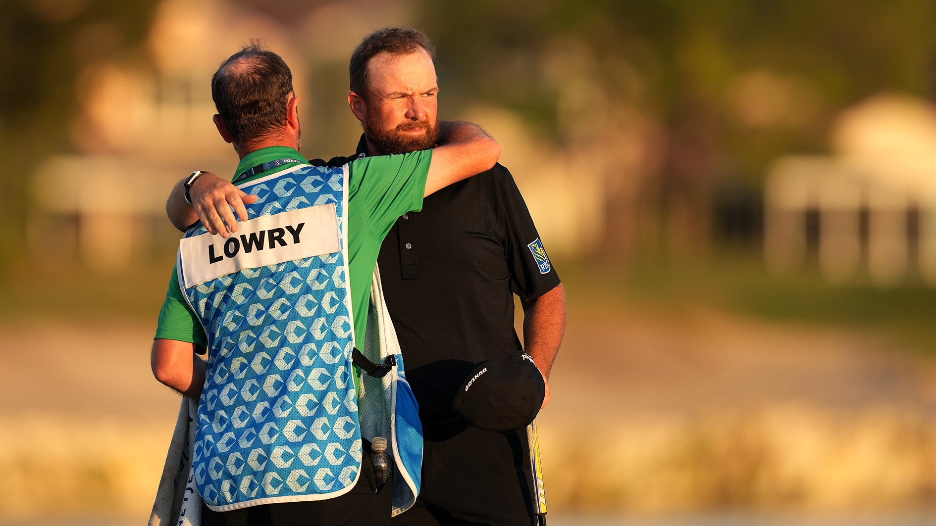 golfspelaren shane lowry med caddie på golfbana i solnedgång