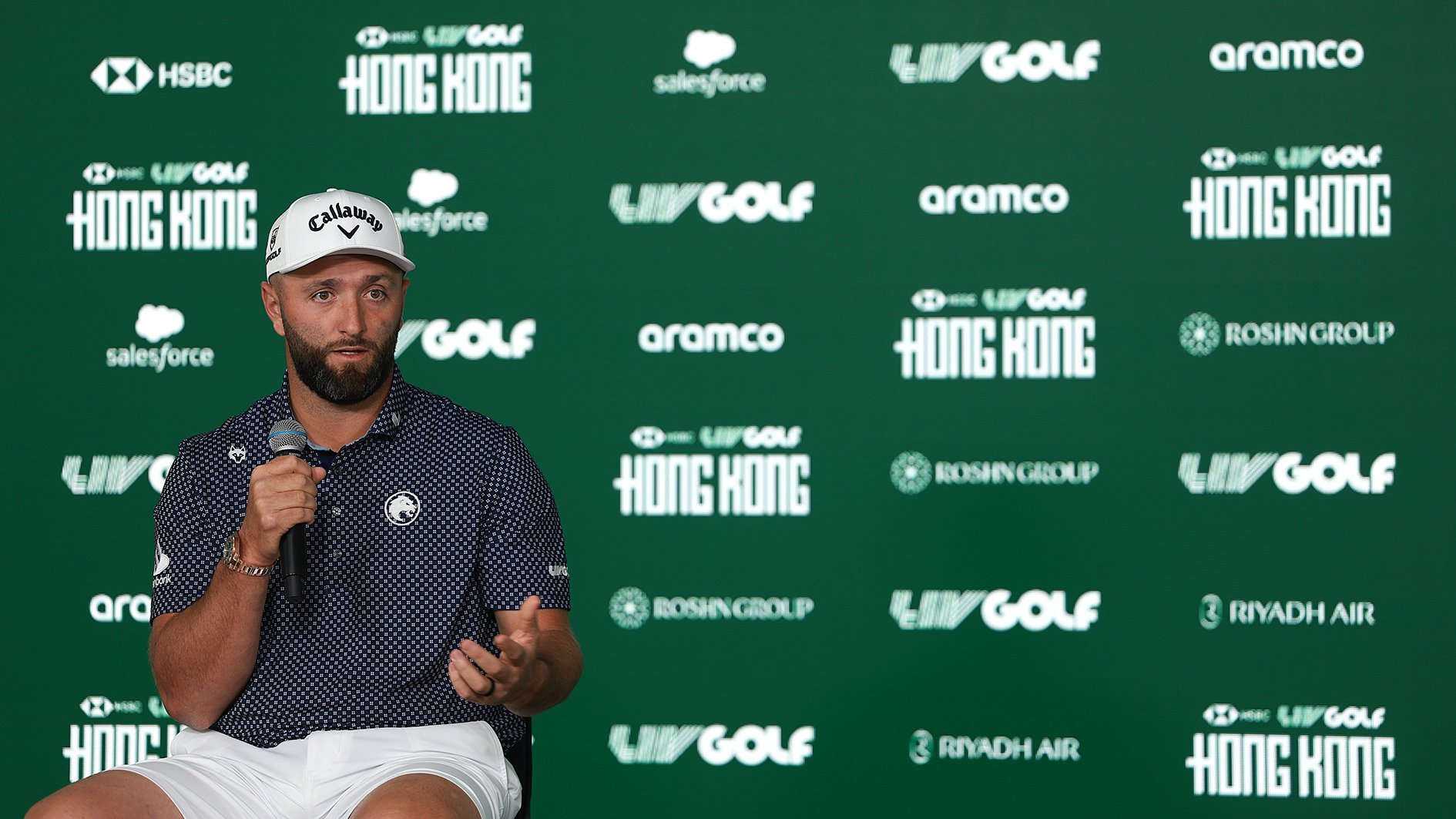 golfspelaren jon rahm, presskonferens, mikrofon