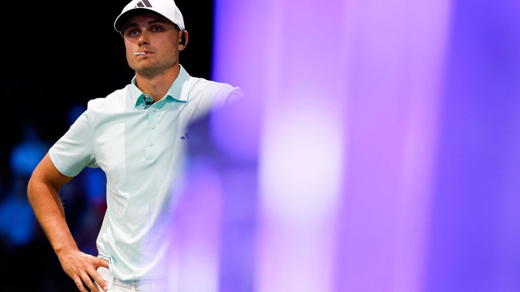 golfspelaren ludvig åberg med en peg i munnen