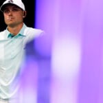 golfspelaren ludvig åberg med en peg i munnen