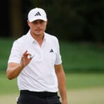 golfspelaren ludvig åberg i vita golfkläder