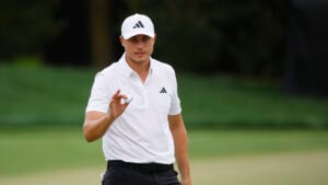 golfspelaren ludvig åberg i vita golfkläder