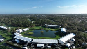 golfbana, golfgreen, vattendamm, läktare