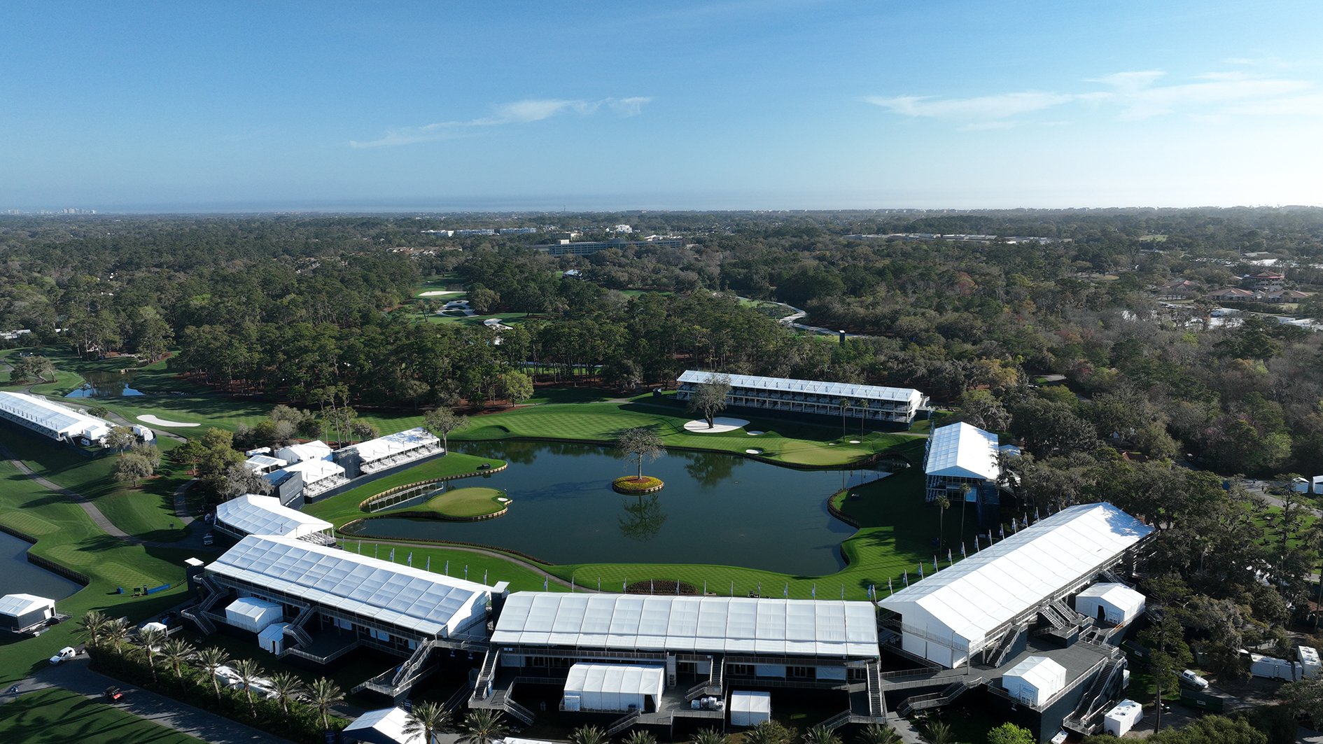 golfbana, golfgreen, vattendamm, läktare