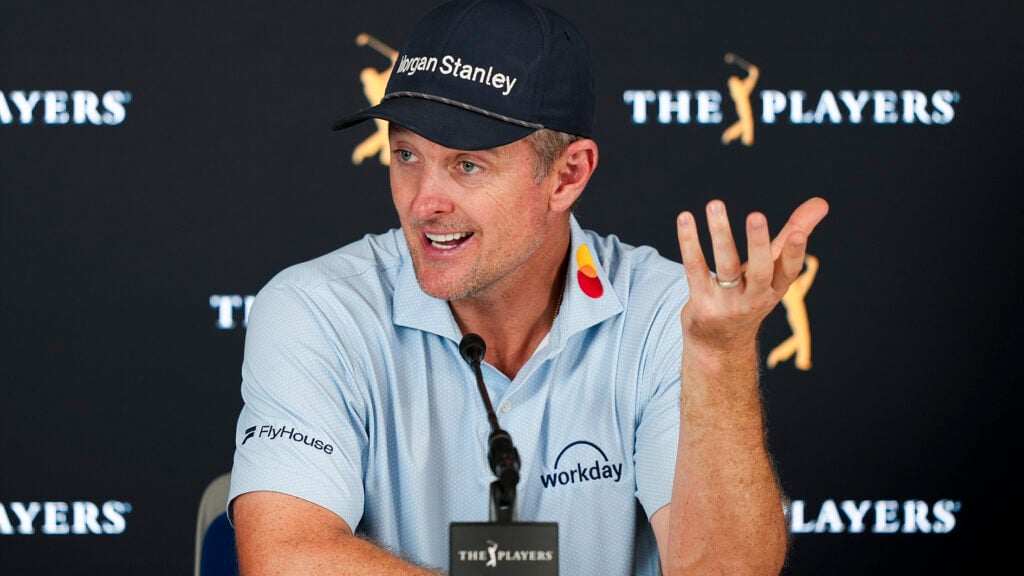 golfspelaren justin rose på presskonferens i ljusblå golfpiké