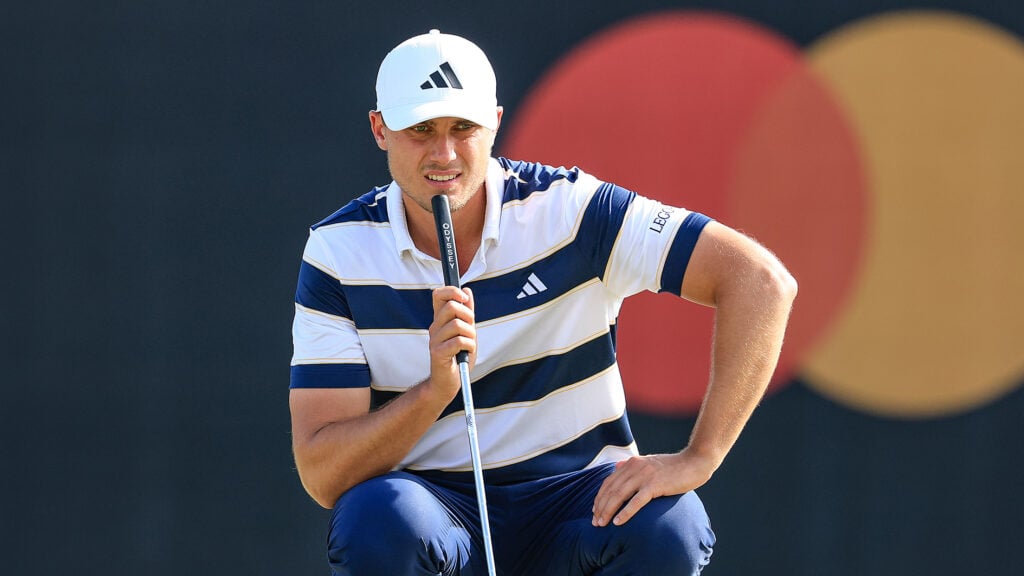 golfspelaren ludvig åberg i randig golfpiké