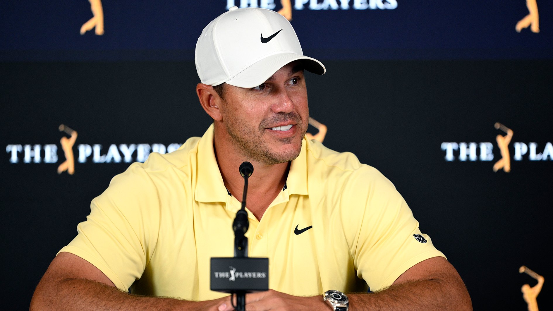 golfspelaren brooks koepka på presskonferens i gul golfpiké