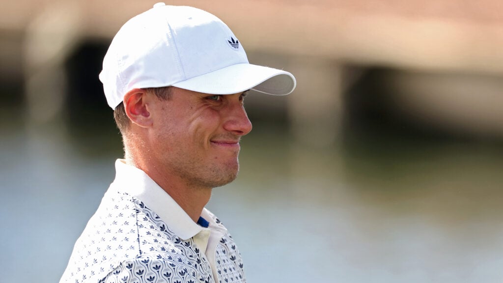 golfspelaren ludvig åberg med vit golfkeps