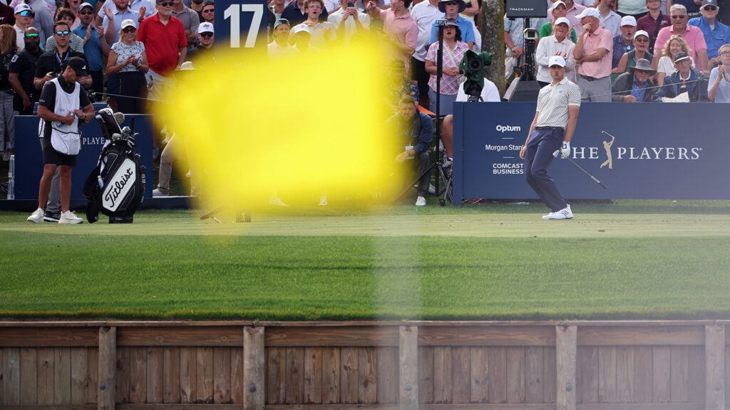 golfspelare, golfbana, flagga, vattendamm