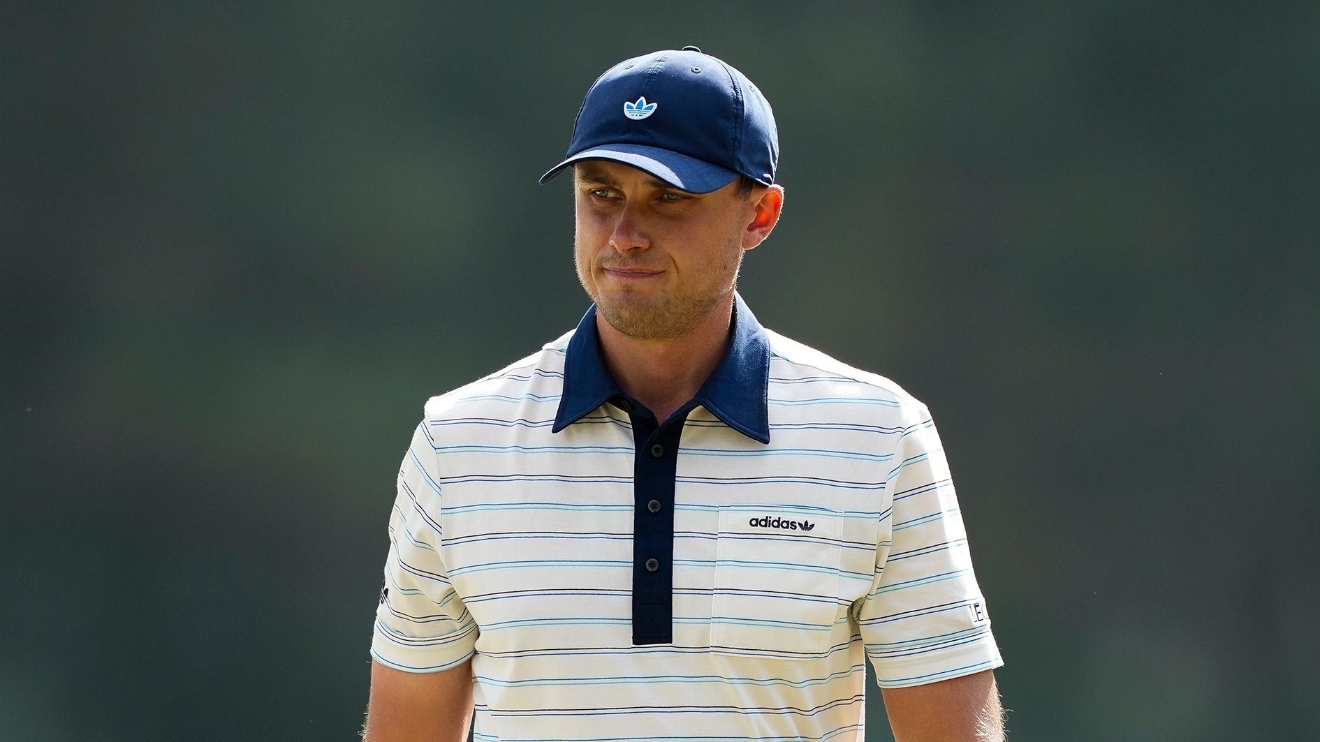 golfspelaren ludvig åberg iklädd golfkläder på en golfbana