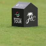 teekula på golfbana med grönt gräs