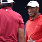 tiger woods i röda golfkläder