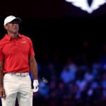 tiger woods i röd golfpiké