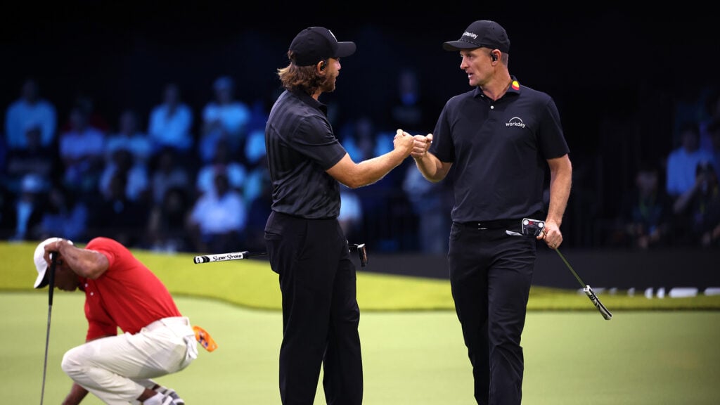 golfspelare inomhus på inomhusgolfbana