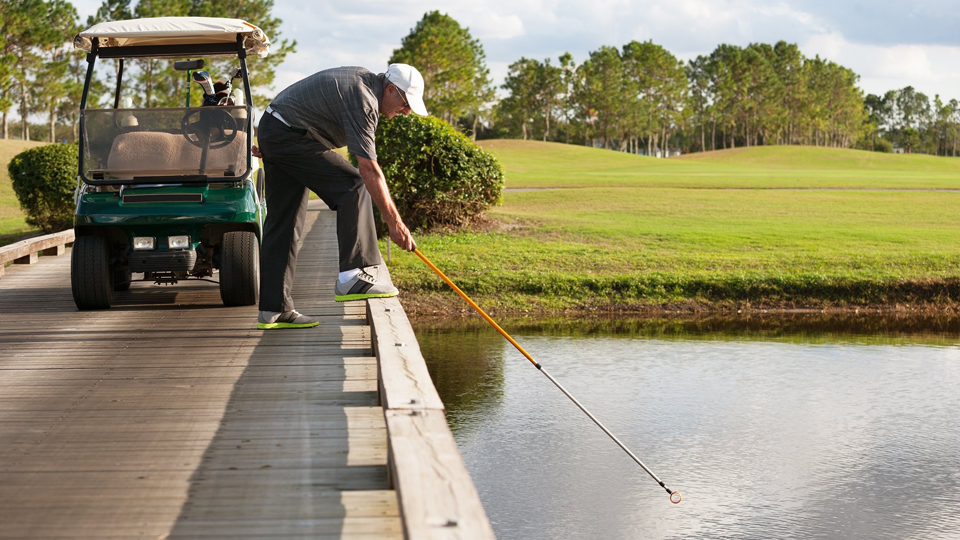 man, golfbil, bollhåv, damm, vatten, gräs, träd