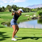 golfspelaren anna nordqvist slår ut från en tee på en golfbana med driver