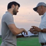 två golfspelare diskuterar