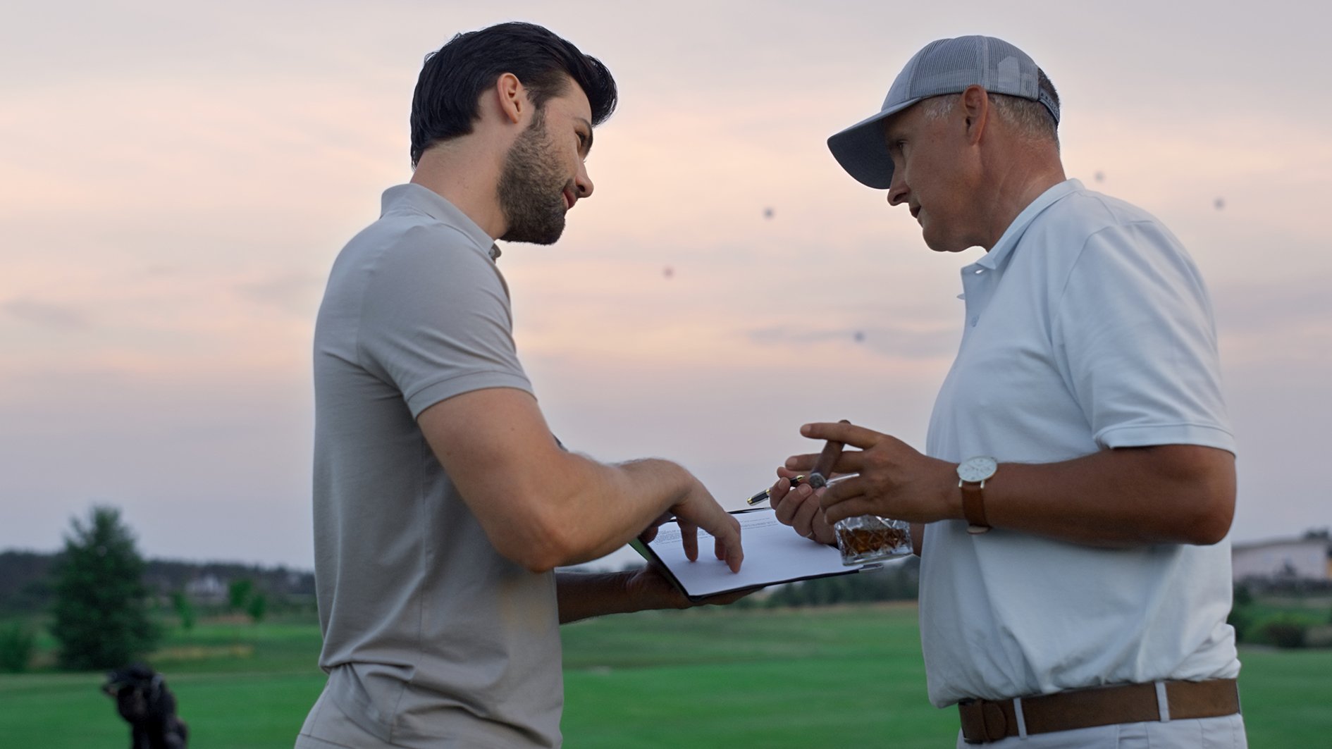 två golfspelare diskuterar