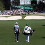 ludvig åberg på en golfbana med bunkrar med vit bunkersand