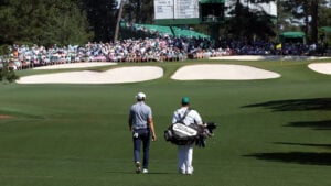 ludvig åberg på en golfbana med bunkrar med vit bunkersand