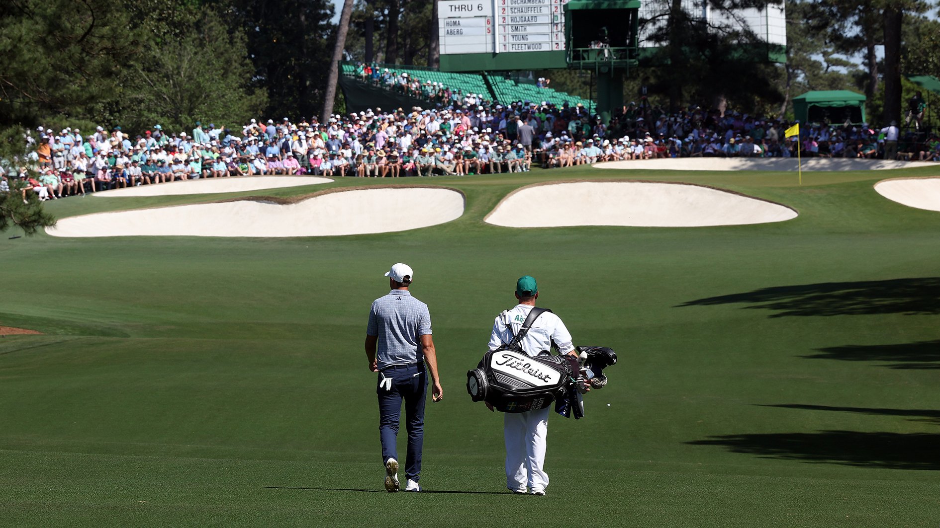 ludvig åberg på en golfbana med bunkrar med vit bunkersand
