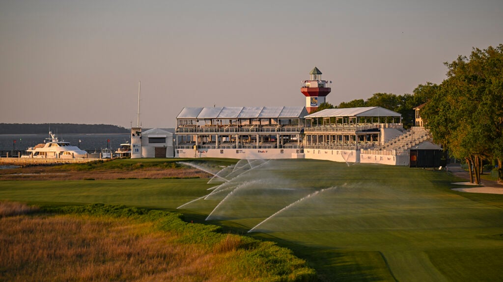 golfbana vid bukt bevattnas