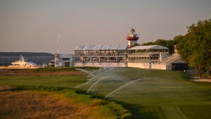 golfbana vid bukt bevattnas