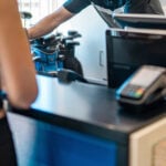 golfshop, betalmaskin, man, kvinna