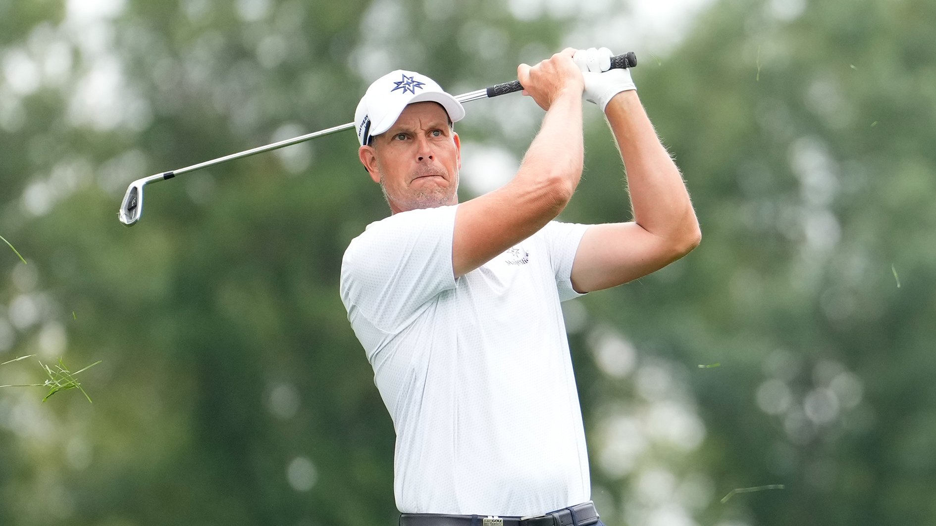 golfspelaren henrik stenson slår ett golfslag med en järnklubba på en golfbana
