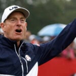 golfspelaren jim furyk i golfregnkläder