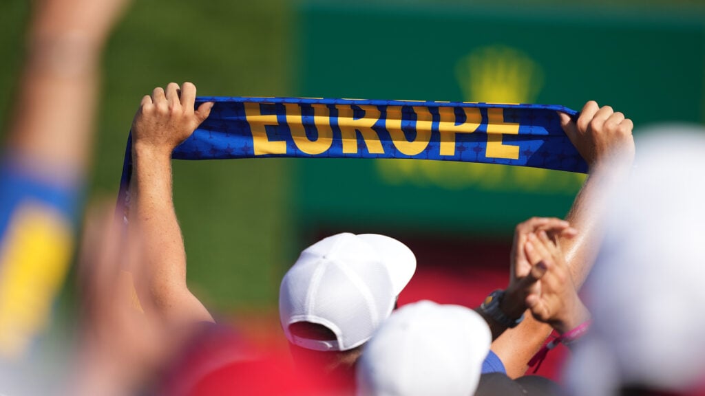 europa-halsduk i publikhav