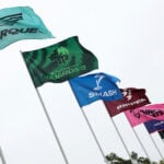 flaggstänger på en golfbana