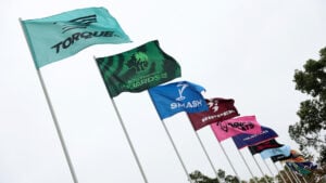 flaggstänger på en golfbana