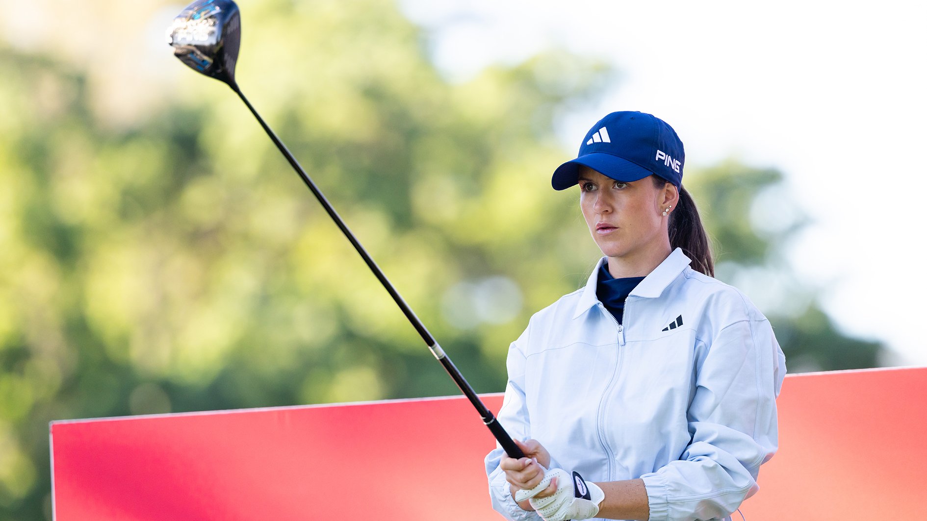 golfspelaren linn grant med en golfdriver på en golfbana