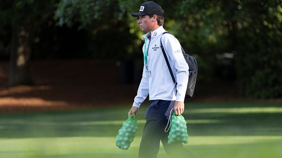 golfspelare i golfkläder på golfbana
