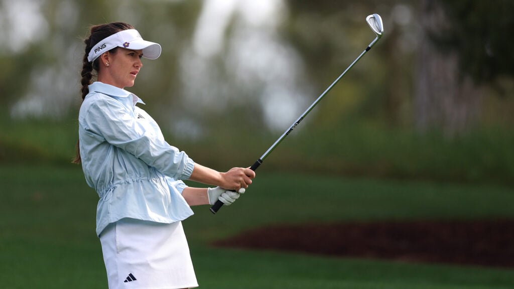 golfspelaren linn grant i vita golfkläder