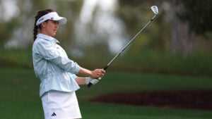 golfspelaren linn grant i vita golfkläder