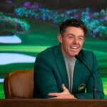 golfspelaren rory mcilroy i grön kavaj på ett podium