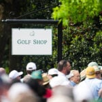 skylt på golfbana med många åskådare