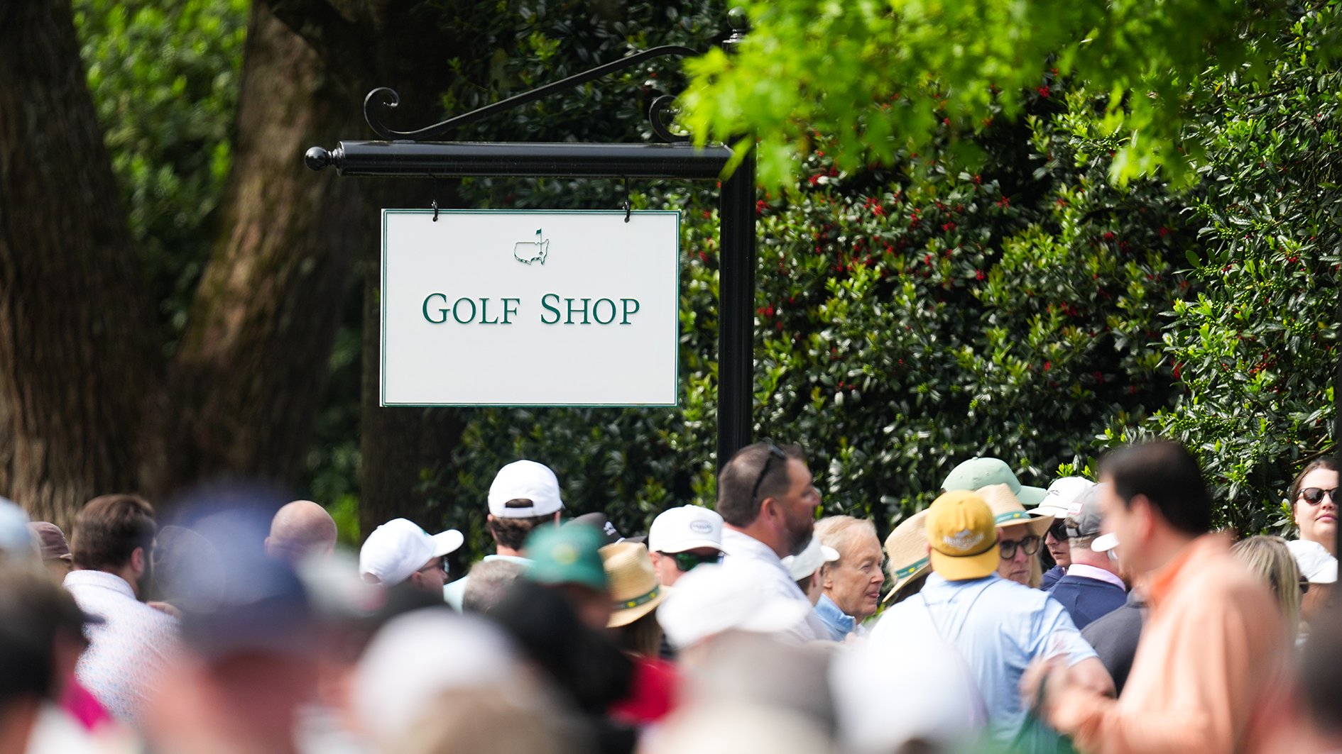 skylt på golfbana med många åskådare