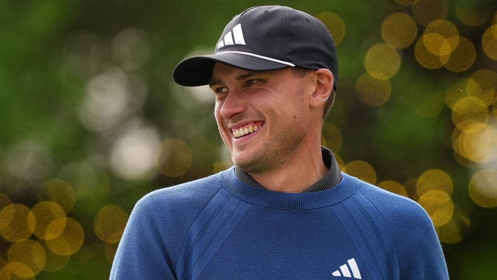 golfspelaren ludvig åberg skrattar på en golfbana