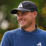 golfspelaren ludvig åberg skrattar på en golfbana