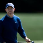 golfspelaren rory mcilroy på en golfbana