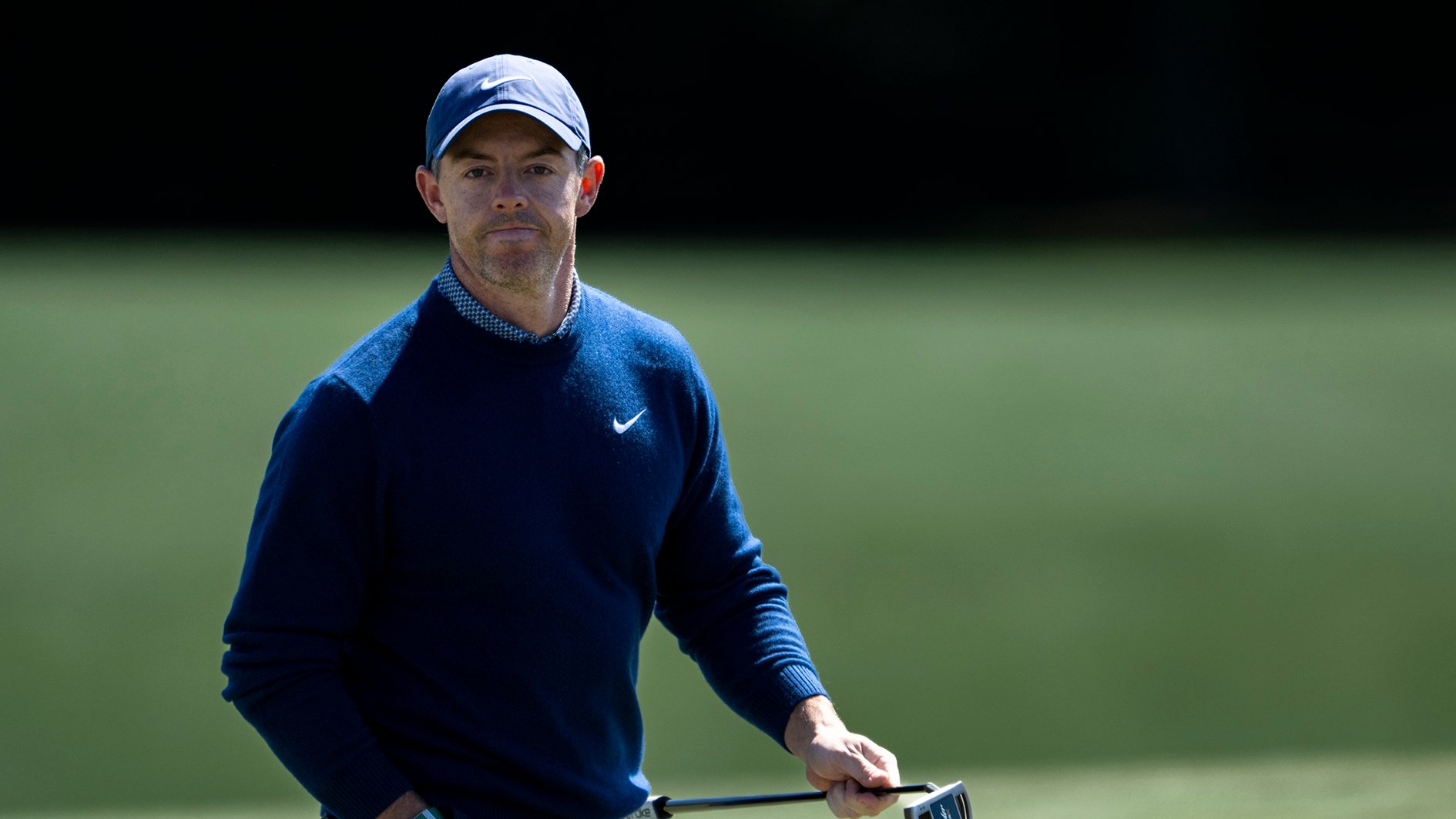 golfspelaren rory mcilroy på en golfbana