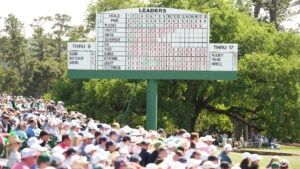 resultattavla, ledartavla på golfbana med mycket publik