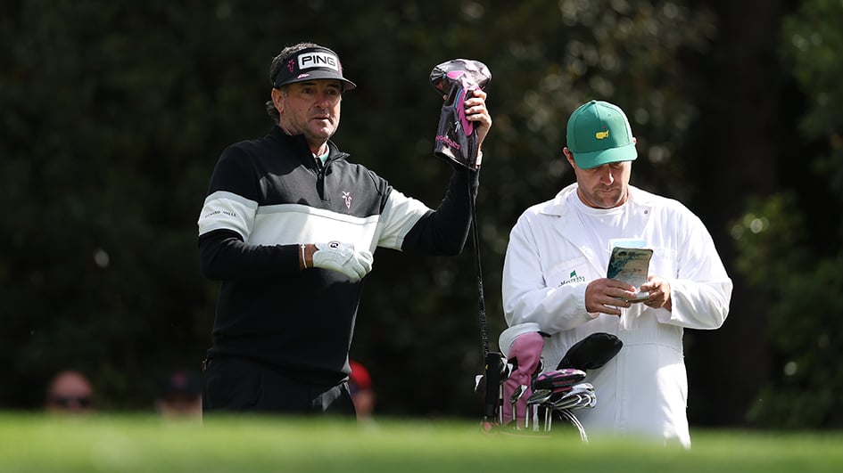 golfspelare i golfkläder på golfbana