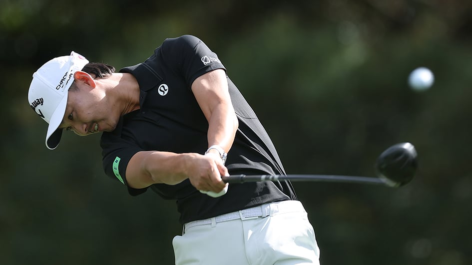 golfspelare i golfkläder på golfbana