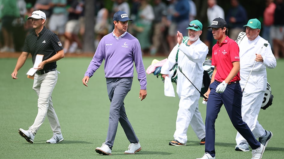 golfspelare i golfkläder på golfbana